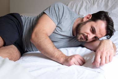 Sabahleyin yatakta endişeli adam