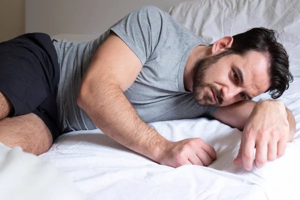 Homem Preocupado Cama Pela Manhã — Fotografia de Stock