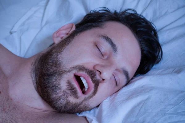 Портрет Одного Человека Спящего Постели Храпящего — стоковое фото