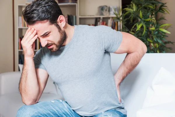 Hombre Sufriendo Dolor Espalda Sentado Sofá Casa —  Fotos de Stock