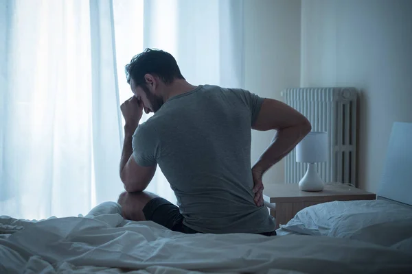 Mann Wacht Morgens Auf Und Leidet Unter Rückenschmerzen — Stockfoto