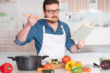 Adam portre, mutfakta yemek yapmayı öğrenme