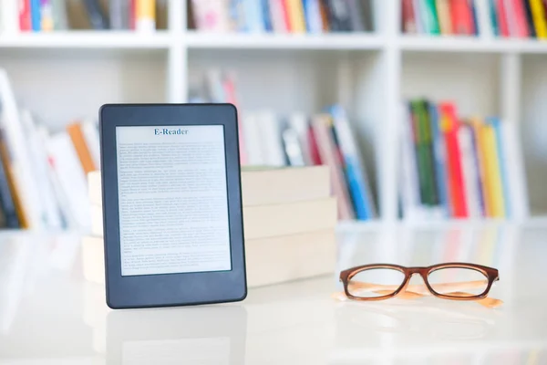 Lector Libros Electrónicos Gafas Lectura Sobre Fondo Estantería —  Fotos de Stock