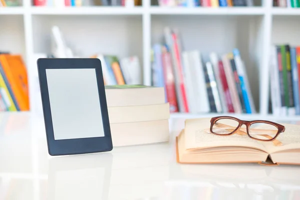 Ebook Reader Und Lesebrille Regalhintergrund Kopierplatz Auf Digitalem Tablet Display — Stockfoto