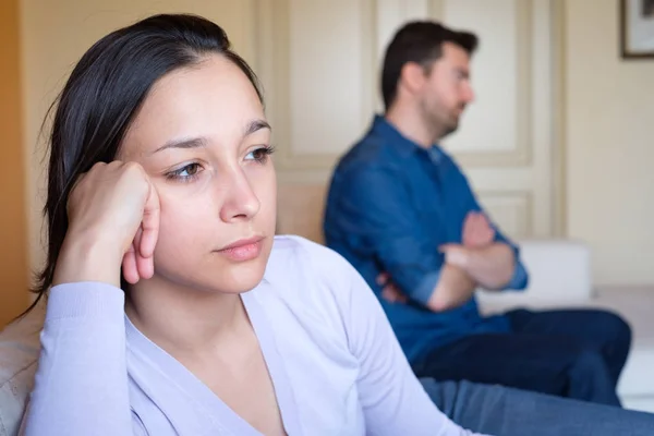 Flickvän Mår Dåligt Argumentera Med Pojkvän — Stockfoto