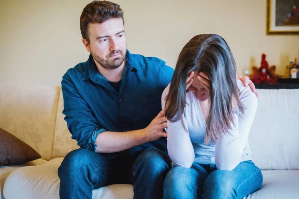 Novio Consolando Llorando Novia Después Ruptura — Foto de Stock