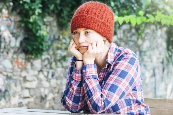 Mujer Sentirse Triste Parque Público Aire Libre —  Fotos de Stock