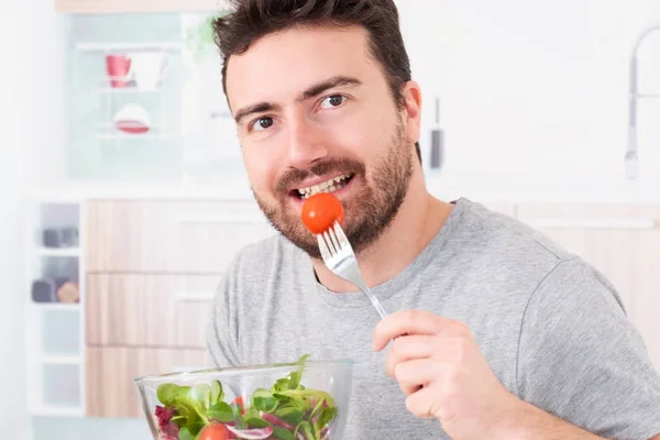 Uomo Cucina Pronto Mangiare Verdure — Foto Stock