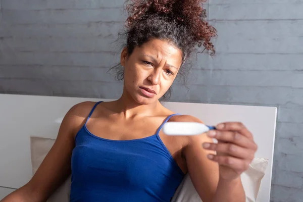 Mulher Negra Triste Assistindo Resultado Teste Gravidez — Fotografia de Stock