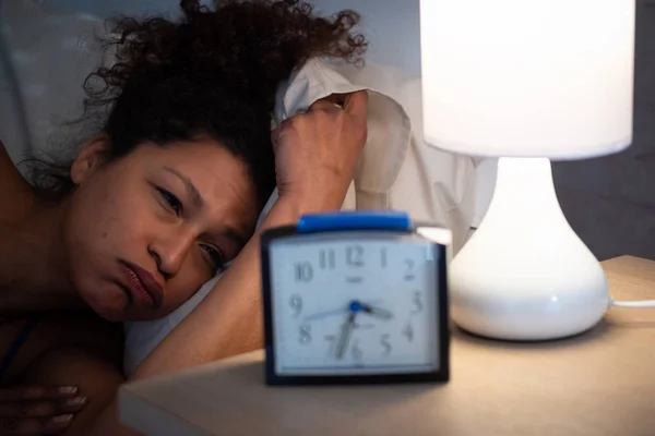 Unavený Černá Žena Trpí Spavá Nemoc — Stock fotografie