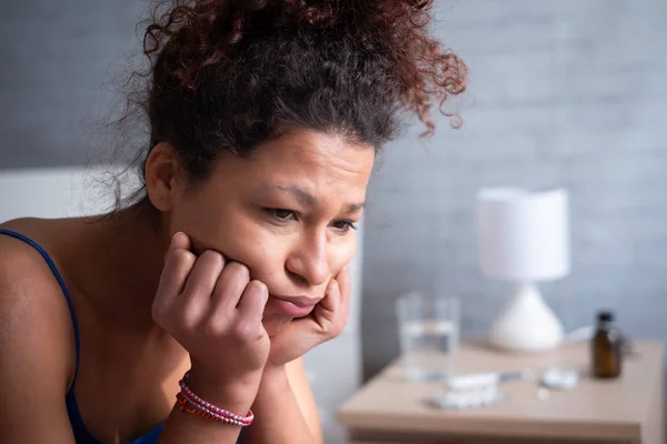 Afro Amerikansk Flicka Vaknar För Tidigt Morgonen Sömnlös Natt — Stockfoto