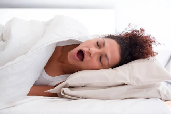 Unavený Černá Žena Spánku Chrápání Posteli — Stock fotografie