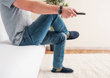 Genç adam televizyon izlerken portresi