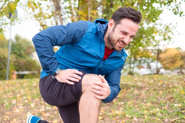 Idrottsman Kör Utomhus Och Lidande För Smärta Benet — Stockfoto