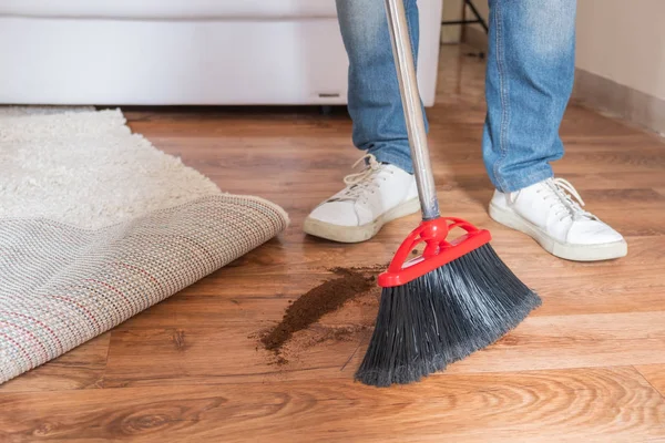 Primer Plano Limpieza Hombre Barrer Piso Madera Con Escoba — Foto de Stock