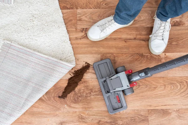 Close Man Legs Vacuuming Dust Floor — Stock Photo, Image