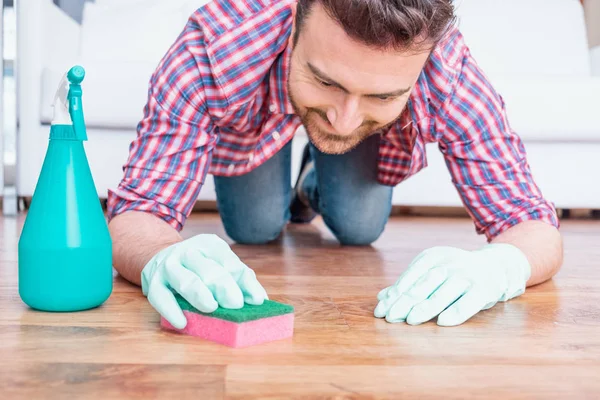 Homme Nettoie Parquet Avec Éponge — Photo