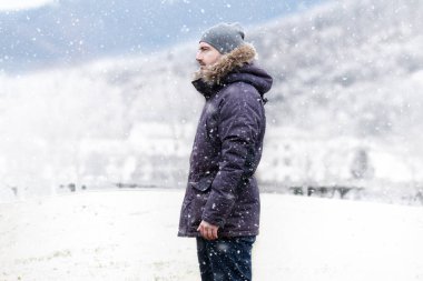 Adam kışın soğuğu ve karlı havası fırtınada