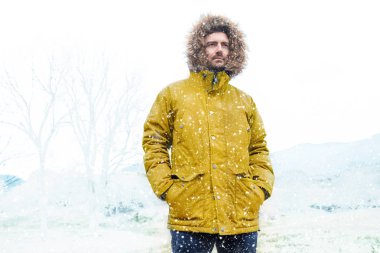 Adam kışın soğuğu ve karlı havası fırtınada