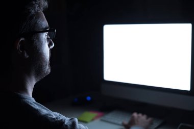 Gece geç saatlerde çalışma kızgın ve üzgün bir adam portresi