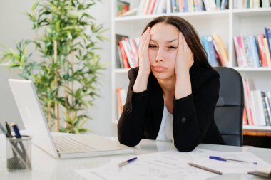 Onun office iş yerinde endişeli işkadını