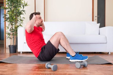 CURL ups egzersiz evde yapıyor atletik genç adam