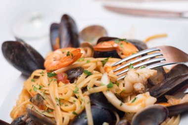 Geleneksel spagetti allo scoglio Akdeniz deniz ürünleri tabağı