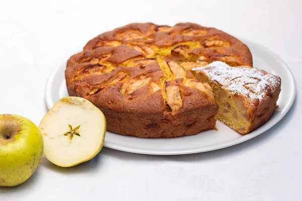 Délicieux Gâteau Tarte Aux Pommes Sur Fond Blanc — Photo