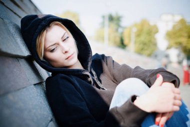 Genç kız sokak şehirde kötü hissediyor