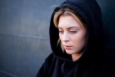 Yalnız ve üzgün kız portre siyah duvar