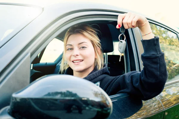 Jeune Fille Heureuse Tenant Clé Voiture Assise Dans Nouvelle Voiture — Photo