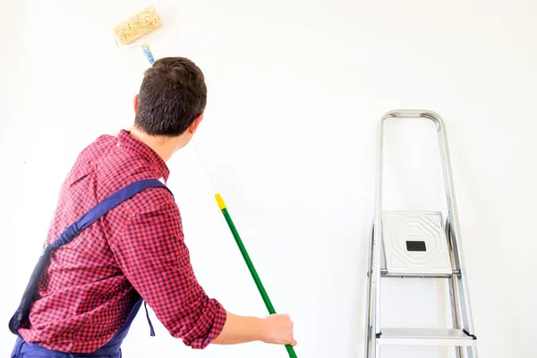 Pintor Pie Trabajando Con Rodillo Pintura Escalera — Foto de Stock