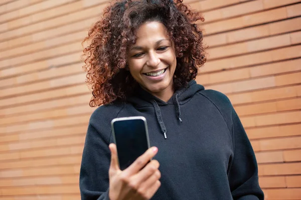 Sorrindo Afro Americano Mulher Urbana Retrato Telefone Celular — Fotografia de Stock