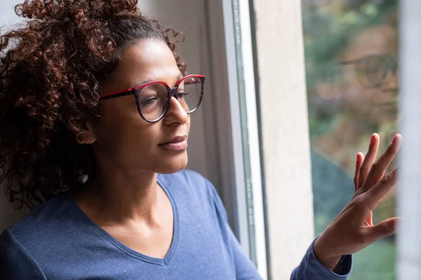 Yalnız siyah kadının yanına bir şey hakkında pencere düşünme
