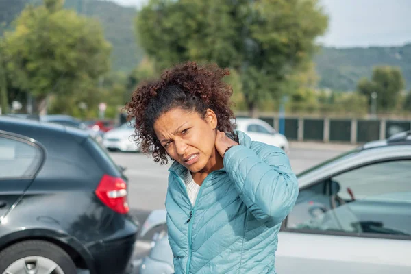 Vrouw Gevoel Nek Pijn Slechte Auto Stapelen — Stockfoto