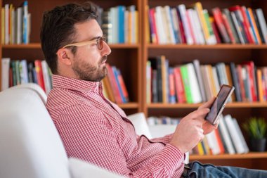 Rahat genç adam browsing belgili tanımlık enterne dijital Tablet
