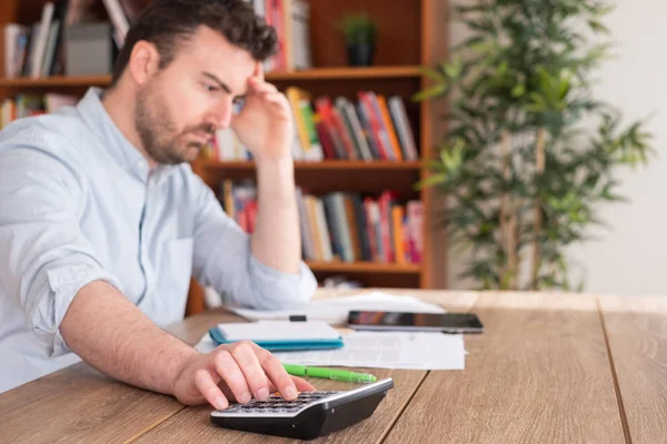 Ein Geschäftsmann Arbeitet Von Hause Aus Und Berechnet Steuern — Stockfoto