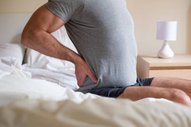 Yatakta uyuyan sonra adam duygu sırt ağrısı