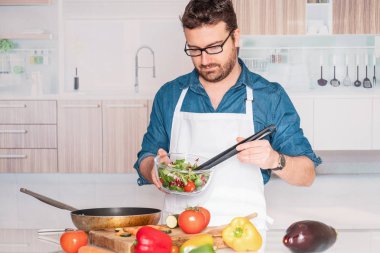 Bir vegan yemek yapma bir adam portresi