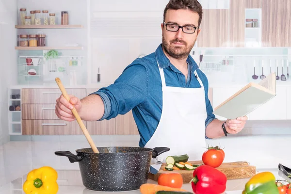 부엌에서에서 요리를 배우는 남자 초상화 — 스톡 사진