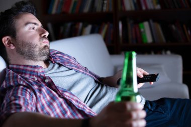 Tembel adam gece yalnız televizyon izlerken