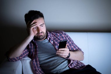 Üzüntü erkek portre cep telefonu yalnız holding