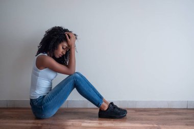 Genç kız üzgün ve depresyonda duygu dertte