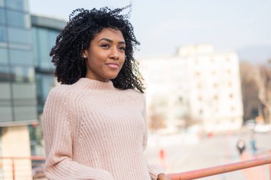 Mutlu genç zenci kız portre açık gülümseyen