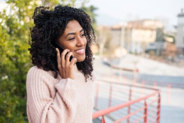 Siyah kız Cellphone ile açık söz