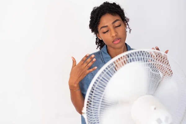 Preto afro mulher sentindo Quente e refrescante — Fotografia de Stock