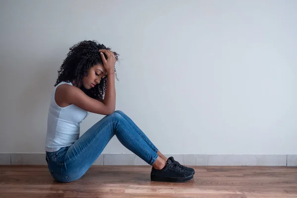 Chica joven en problemas sentirse triste y deprimido —  Fotos de Stock