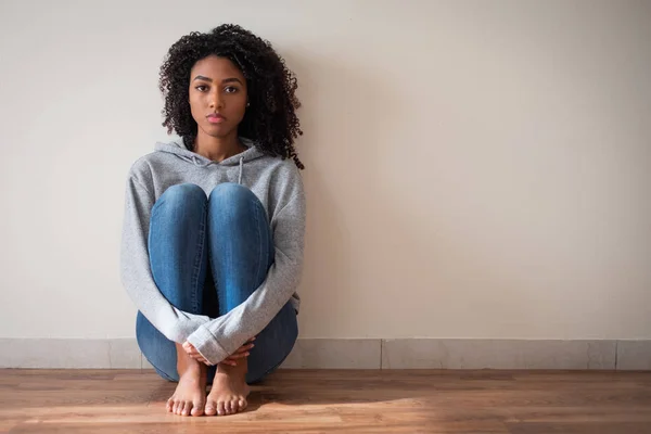 Chica joven en problemas sentirse triste y deprimido — Foto de Stock