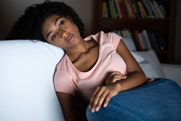 Mujer triste acostada en el sofá en casa — Foto de Stock