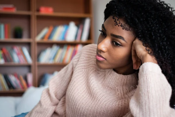 Jovencita sintiéndose sola y solitaria en casa — Foto de Stock